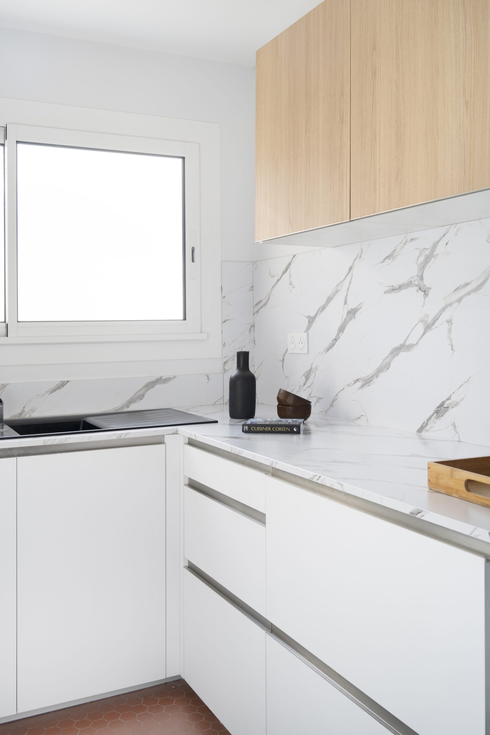 cuisine minimaliste blanche plan de travail marbre